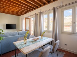One-bedroom Apartment with Rooftop Terrace | Cortinas opacas, tabla de planchar con plancha, wifi gratis