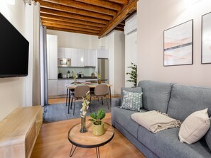 One-Bedroom Apartment with Balcony | Individually decorated, individually furnished, blackout curtains - Limehome Granada Calle Mirasol (Granada)