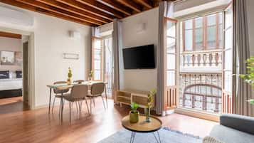 One-Bedroom Apartment with Balcony | 1 dormitorio, decoración individual, mobiliario individual