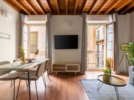 One-Bedroom Apartment with Balcony | Cortinas opacas, tabla de planchar con plancha, wifi gratis
