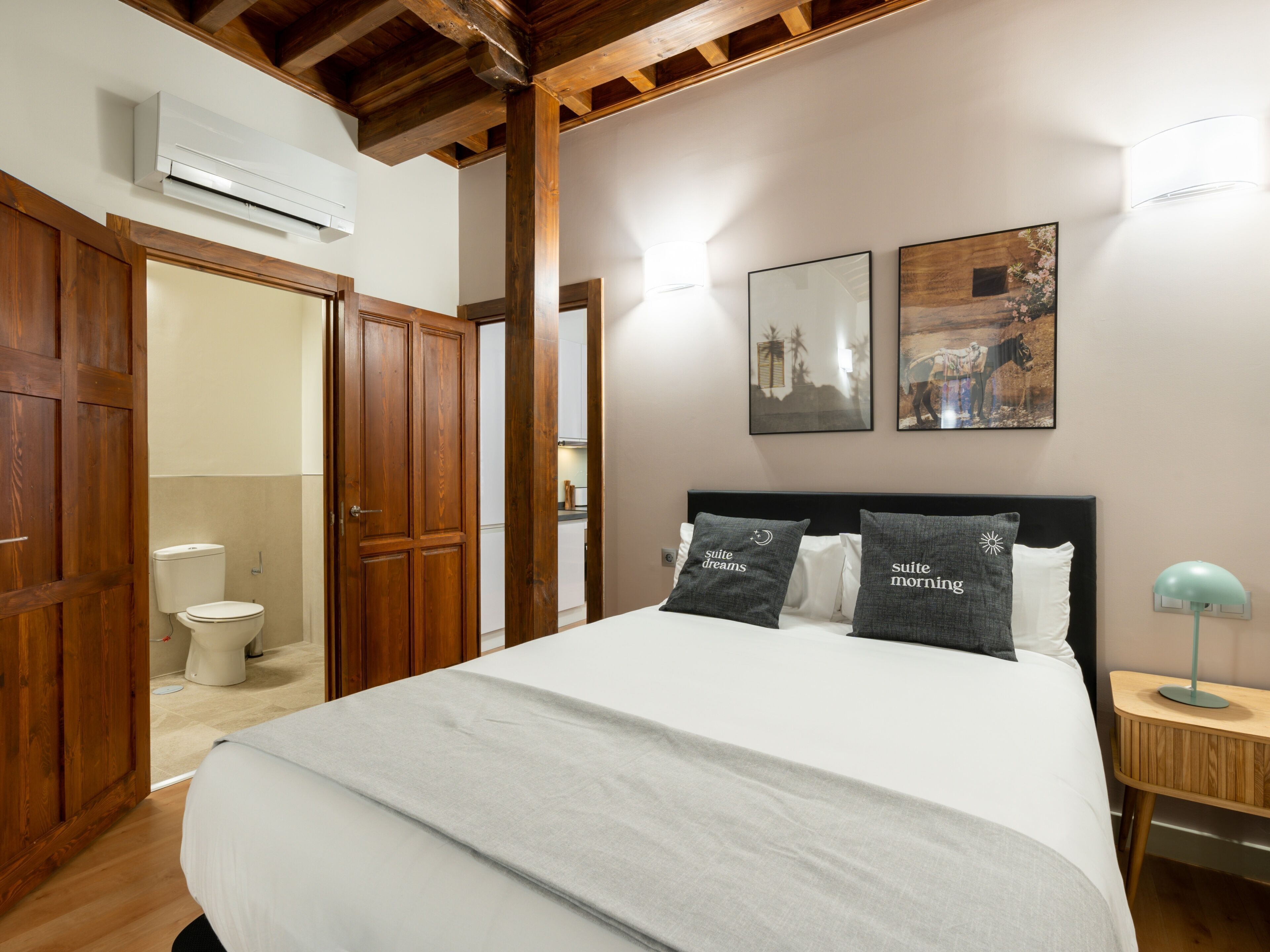 Decoración personalizada, muebles diferentes y cortinas blackout 