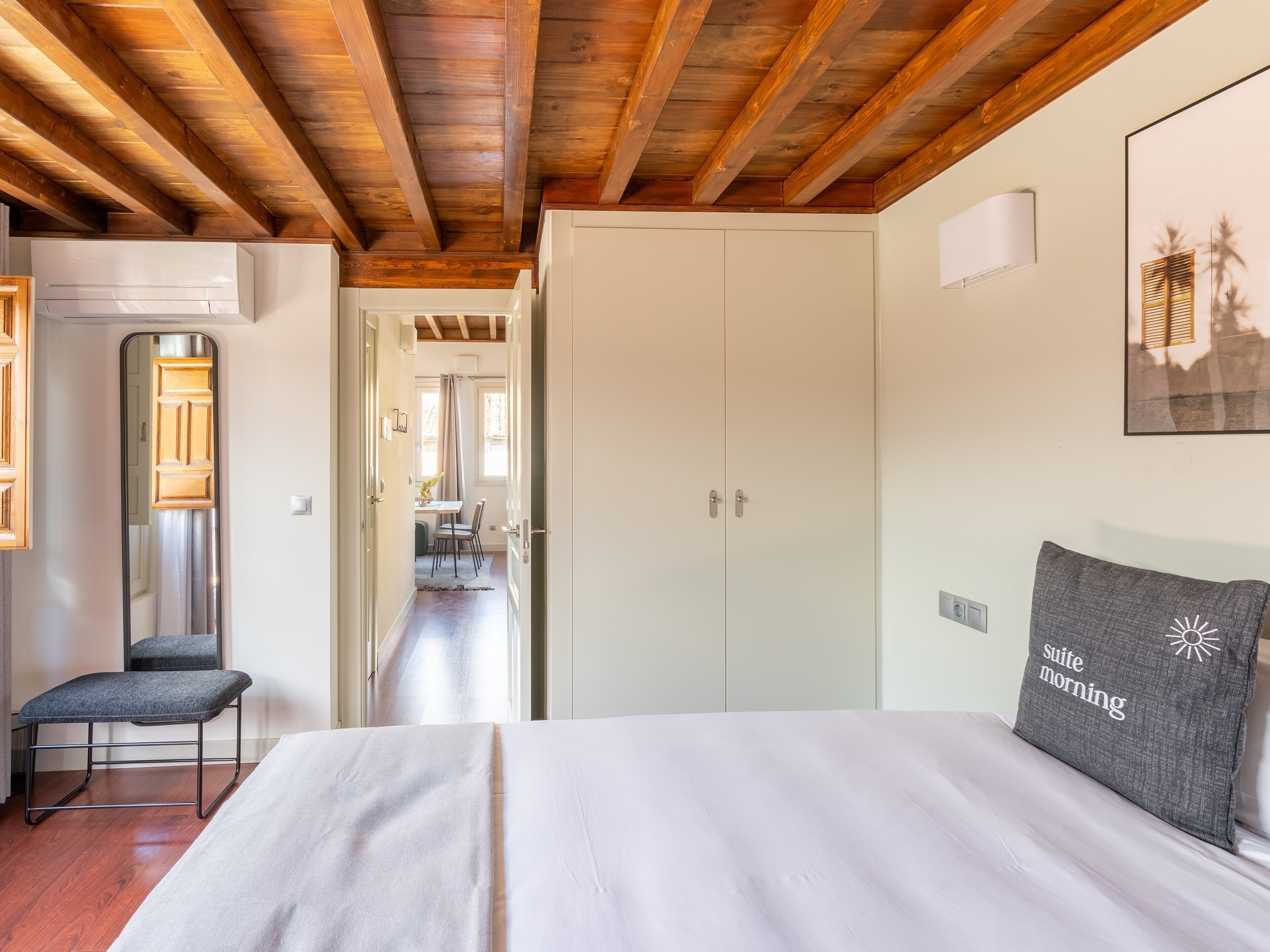 Decoración personalizada, muebles diferentes y cortinas blackout 