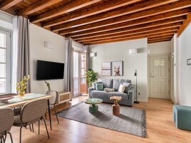 Two-Bedroom Apartment with Balcony | Cortinas opacas, tabla de planchar con plancha, wifi gratis