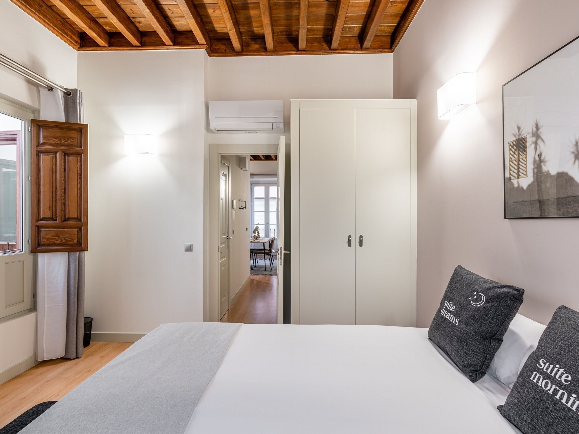 Decoración personalizada, muebles diferentes y cortinas blackout 