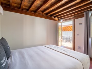 One-bedroom Apartment with Rooftop Terrace | Decoración personalizada, muebles diferentes y cortinas blackout