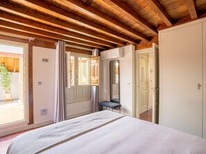 One-bedroom Apartment with Rooftop Terrace | 2 عدّة غرف نوم وبديكورات فريدة لكل غرفة وطراز فريد لكل وحدة وستائر تعتيم