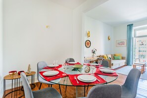 Apartamento, 3 habitaciones | Zona de estar | Televisión de 32 pulgadas con canales por cable