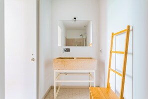 Appartement, 3 slaapkamers | Badkamer | Een douche, een regendouche, een haardroger, handdoeken