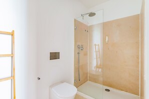 Appartement, 3 slaapkamers | Badkamer | Een douche, een regendouche, een haardroger, handdoeken