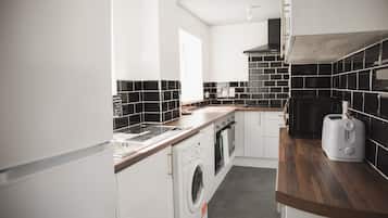 Lemari es besar, microwave, oven, dan kompor