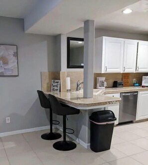 Refrigerador, microondas, lavavajillas y tostadora