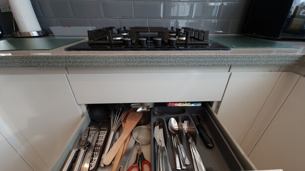 A kitchen drawer with utensils and cookware. - London Luxury 3 Bedroom Apartment 1 min from Redbridge Tube Station (London)