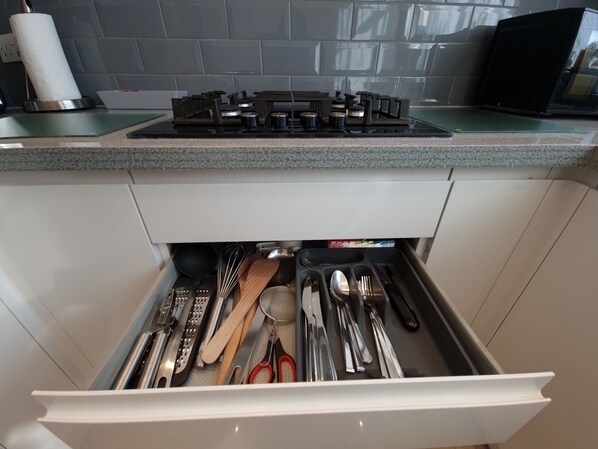 Fridge, microwave, oven, stovetop - London Luxury 3 Bedroom Apartment 1 min from Redbridge Tube Station (London)