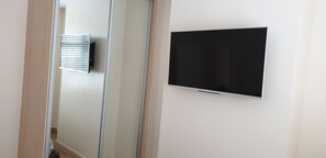 Interior - London Luxury 3 Bedroom Apartment 1 min from Redbridge Tube Station (London)