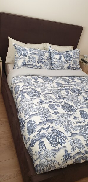 3 bedrooms, in-room safe, desk, iron/ironing board - London Luxury 3 Bedroom Apartment 1 min from Redbridge Tube Station (London)