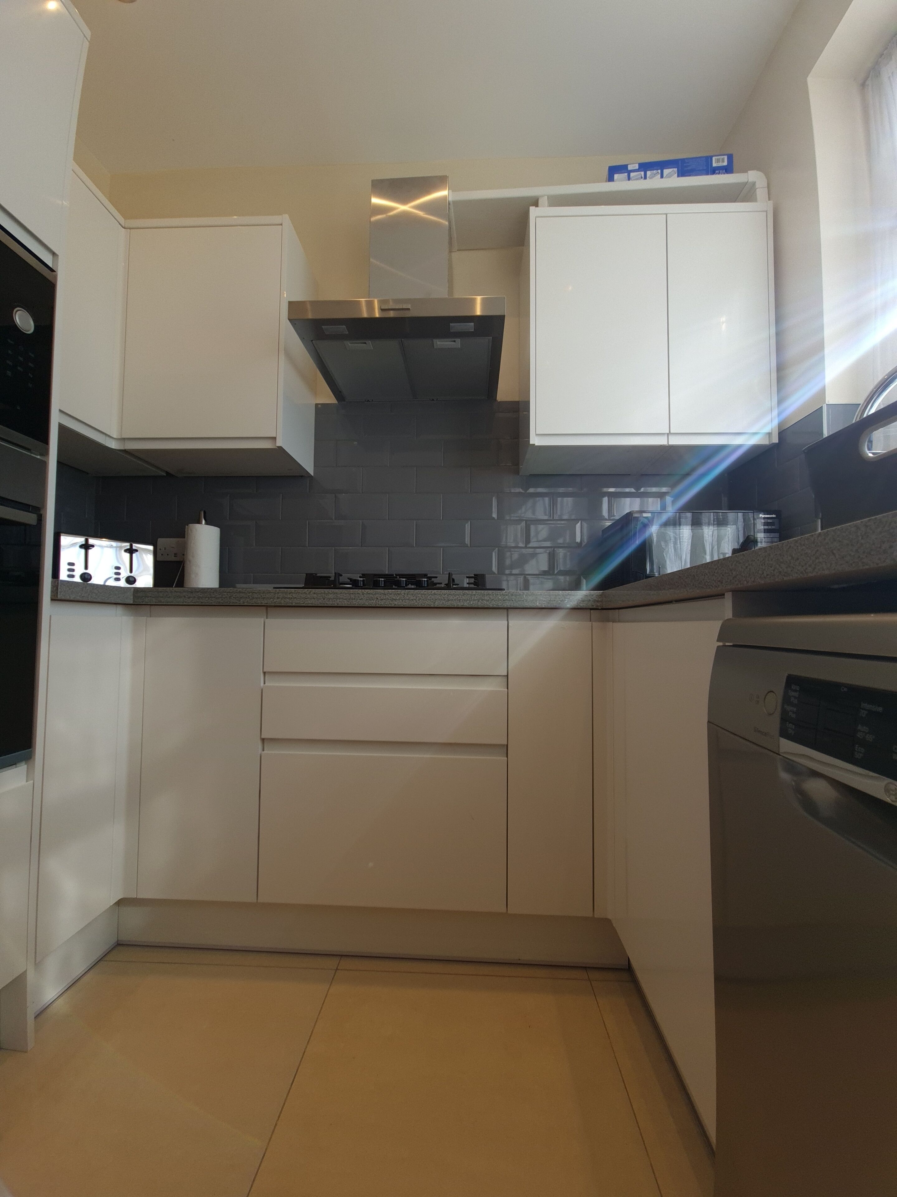 Frigorífico, microondas, horno y placa de cocina