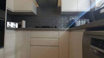 Frigorífico, microondas, horno y placa de cocina