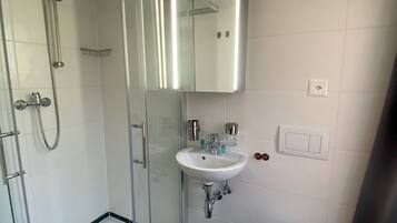 Monolocale Classic | Bagno | Set di cortesia gratuito, asciugacapelli, asciugamani, sapone