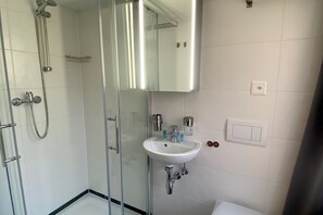 Classic Studio | Bathroom | Free toiletries, hair dryer, towels, soap - Pension Rössli (Unterageri)