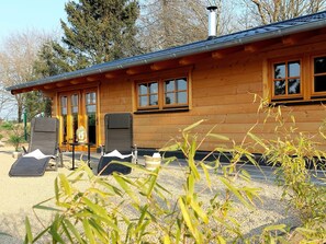 Terrace/patio - Vacation home with garden, playground, whirlpool, wood-fired sauna, pet-friendly (Plütscheid)