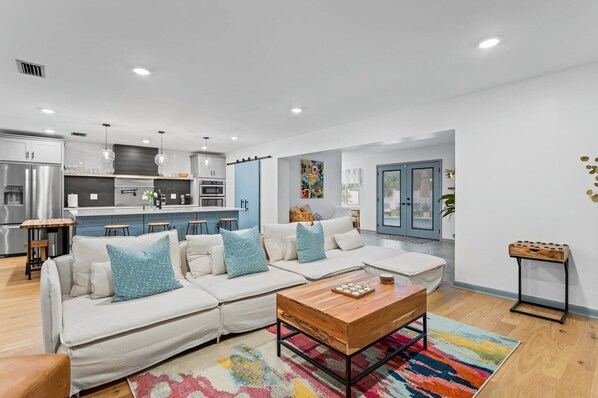 Smart TV, chimenea y videojuegos 