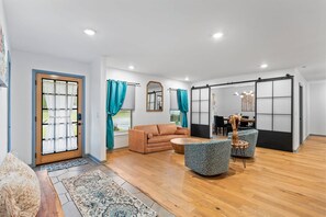 Smart TV, chimenea y videojuegos 