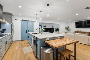 Refrigerador, microondas, horno y parrilla de estufa 