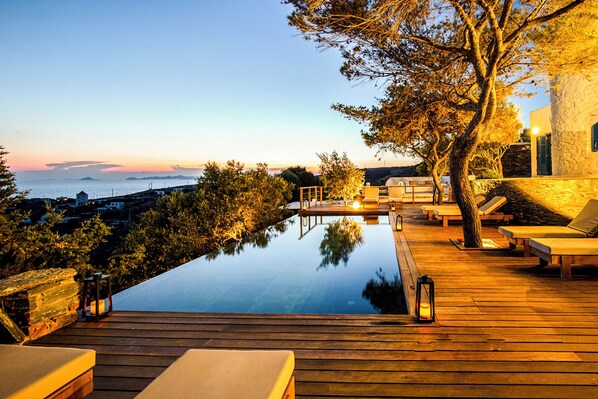 Seasonal outdoor pool, sun loungers - Zen Blue Mills (Kea)