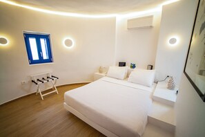 Suite romántica, 1 habitación, terraza, vistas al mar (Blue Suite) | 1 dormitorio, ropa de cama de alta calidad, colchones viscoelásticos