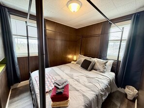 4 bedrooms, desk, iron/ironing board, free WiFi