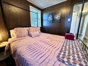 4 bedrooms, desk, iron/ironing board, free WiFi