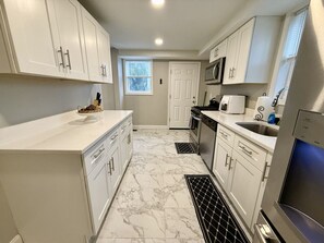 Refrigerador, microondas, horno y parrilla de estufa 