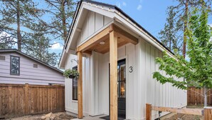 Einbungalow mit einer Holzveranda und der Hausnummer 3.