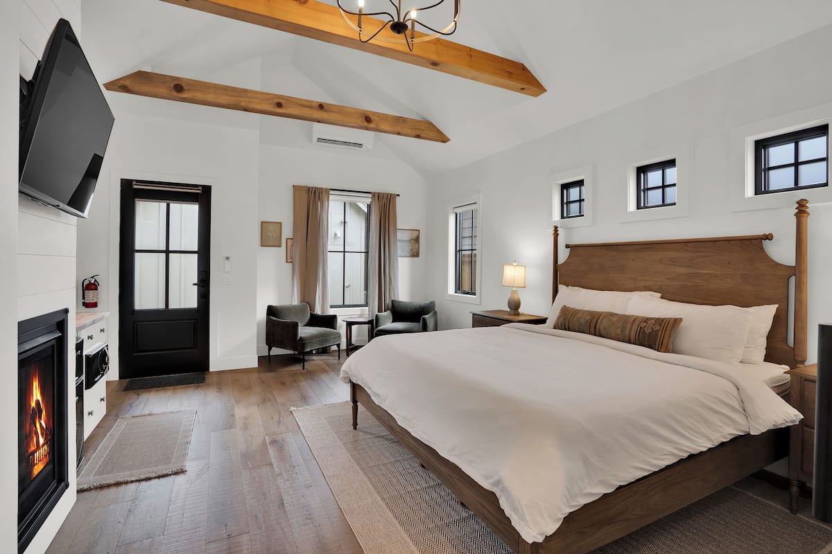 Cottage 3 | Premium bedding, pillowtop beds, individually decorated