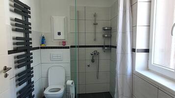 Dusche, Haartrockner, Hausschuhe, Handtücher