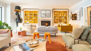 TV, lareira, videogames, DVD player