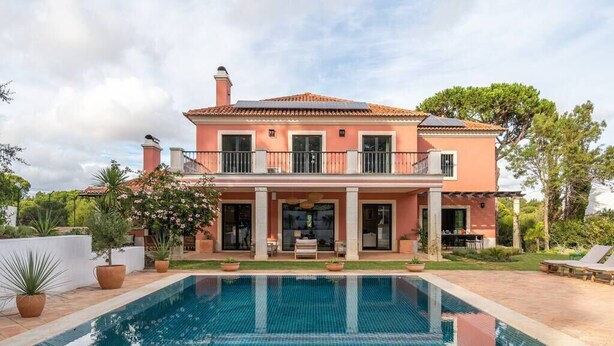 Una casa de dos pisos con piscina delantera.