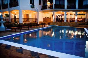 Una piscina al aire libre
