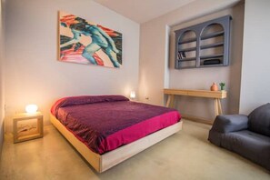 2 habitaciones, escritorio, tabla de planchar con plancha y wifi gratis 