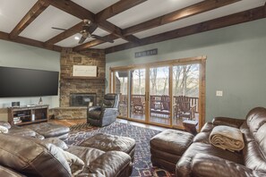 Téléviseur connecté, foyer, lecteur de DVD, chaîne audio