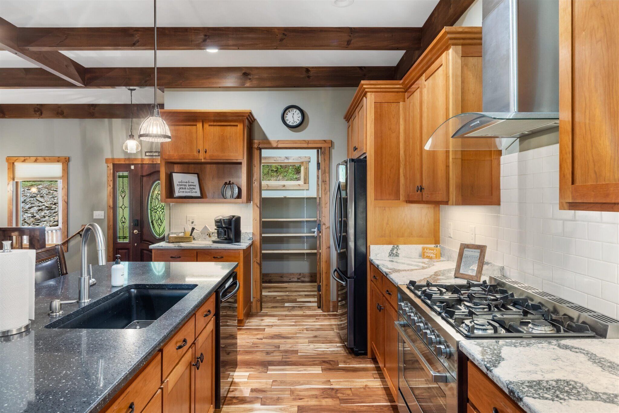 Jääkaappi, mikroaaltouuni, uuni, liesi