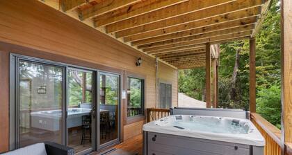 Fall Special! 3290 sq. ft. Cabin with 2 Master Suites, Hot tub, Fireplace, Etc.