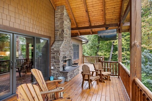Spring Sale! 3290 sq. ft. Cabin with 2 Master Suites, Hot tub, Fireplace, Etc.