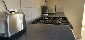 Grand réfrigérateur, micro-ondes, four, plaque de cuisson