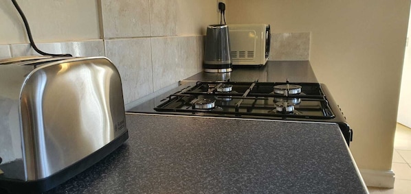 Geladeira grande, micro-ondas, fogão, cooktop