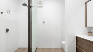 Douche, sèche-cheveux, serviettes fournies