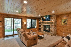 Een smart-tv en een open haard