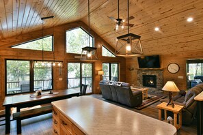 Een smart-tv en een open haard