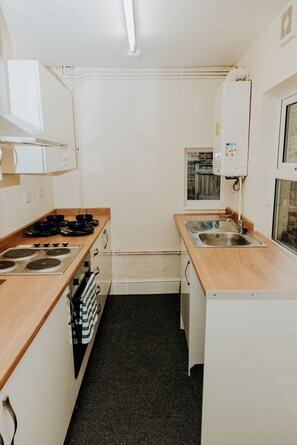 Full-sized fridge, microwave, oven, stovetop