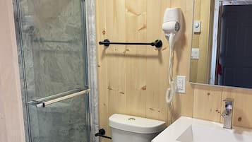 Ducha, artículos de tocador gratuitos, secador de pelo, toallas